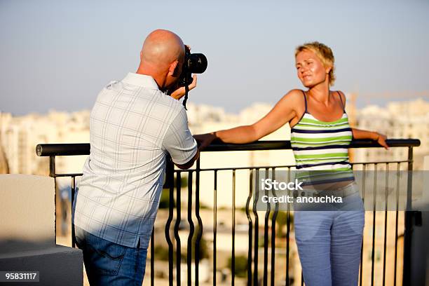 Coppia Fare Foto In Luce Tramonto - Fotografie stock e altre immagini di Abbigliamento casual - Abbigliamento casual, Abbracciare una persona, Adulto