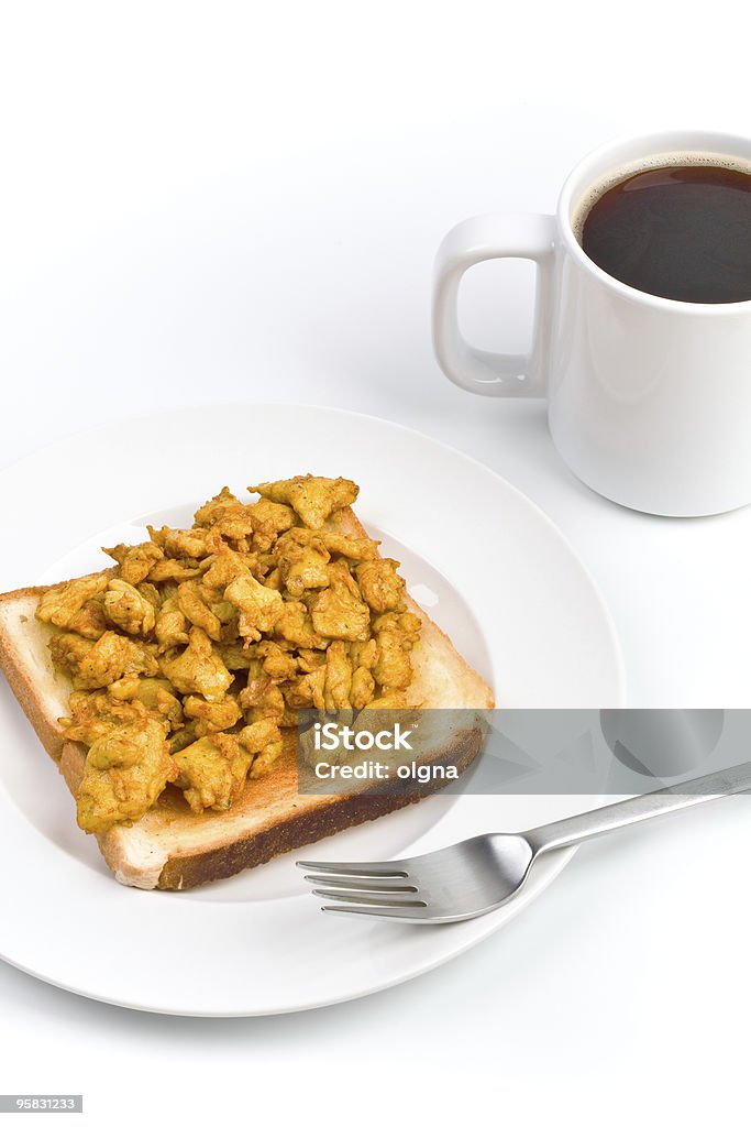 Œufs brouillés, un toast et un petit déjeuner au Café - Photo de Aliment libre de droits