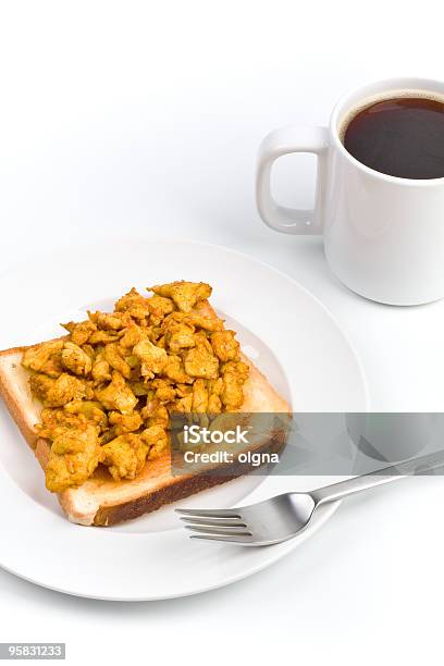 Photo libre de droit de Œufs Brouillés Un Toast Et Un Petit Déjeuner Au Café banque d'images et plus d'images libres de droit de Aliment