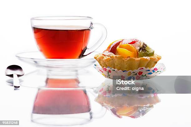 Vetro Tazza Di Tè E Una Crostata Di Frutta - Fotografie stock e altre immagini di Bibita - Bibita, Calore - Concetto, Cibi e bevande