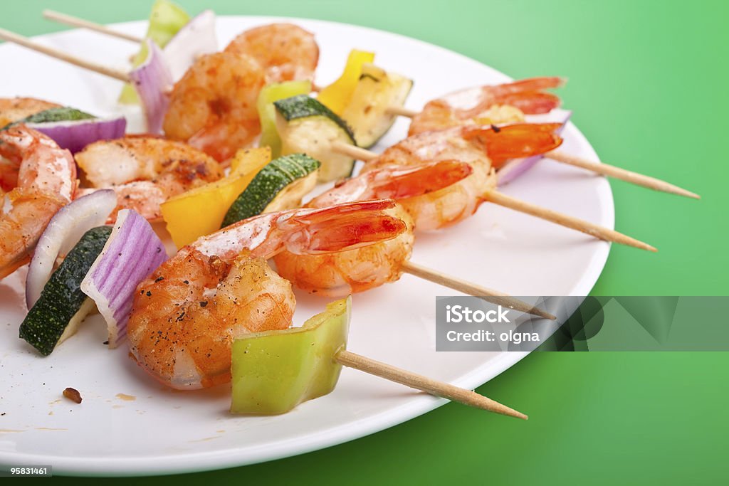 Vegetal y camarones kebabs - Foto de stock de Alimento libre de derechos