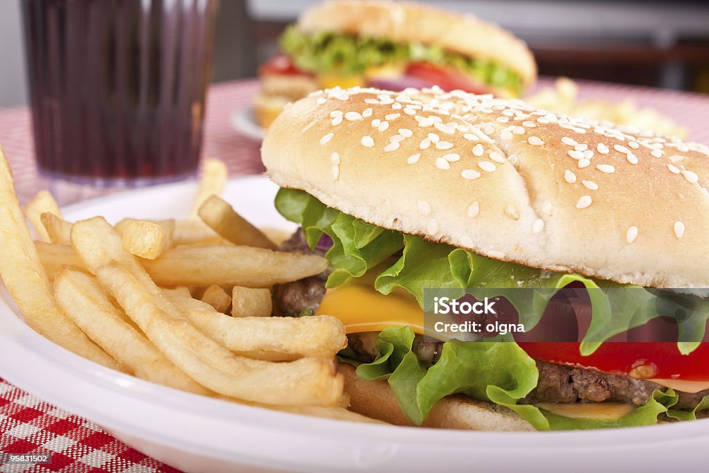 Deliciosas hamburguesas con queso - Foto de stock de Hamburguesa con queso libre de derechos