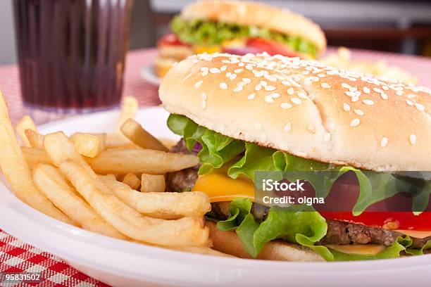 Foto de Delicioso Cheeseburgers e mais fotos de stock de Cheesburguer - Cheesburguer, Toalha de mesa, Vermelho