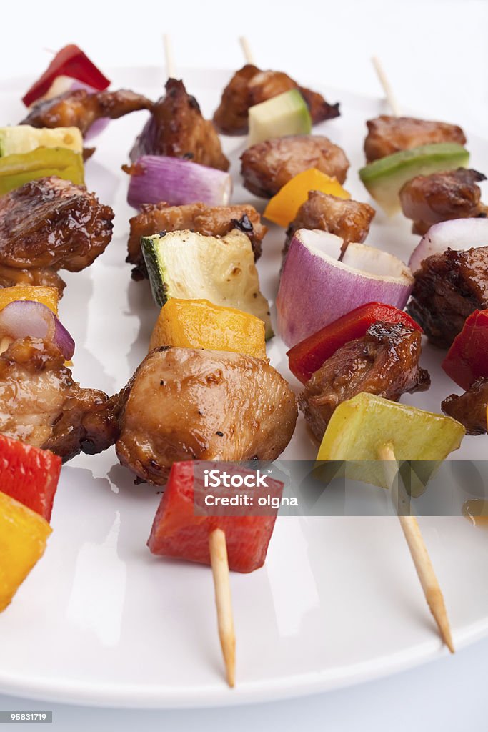 Colores vegetales y carne los kebabs asados a la brasa - Foto de stock de Alimento libre de derechos