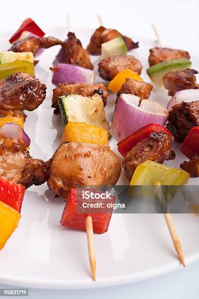 Colores Vegetales Y Carne Los Kebabs Asados A La Brasa Foto de stock y más banco de imágenes de Alimento