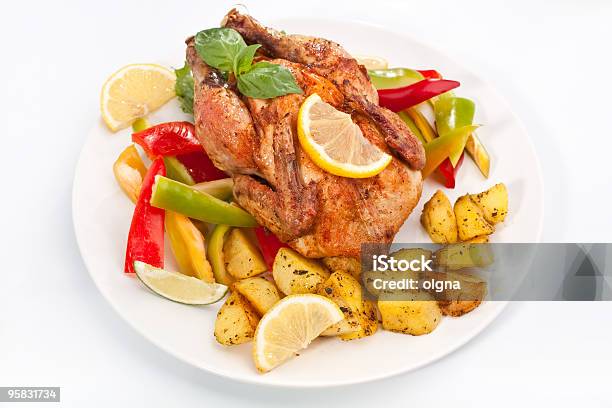 Photo libre de droit de Ensemble De Poulet Grillé Rôti Avec Des Légumes Et Plantes banque d'images et plus d'images libres de droit de Aliment