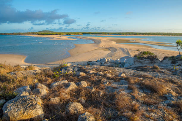 a paisagem da ilha de woody leste na cidade de praia nhulunbuy em estado de território norte da austrália. - northern territory australia beach wilderness area - fotografias e filmes do acervo