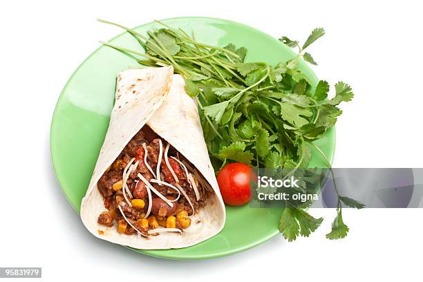 Burrito Y Cilantro En Un Plato Foto de stock y más banco de imágenes de Burrito - Alimento - Burrito - Alimento, Judía, Queso