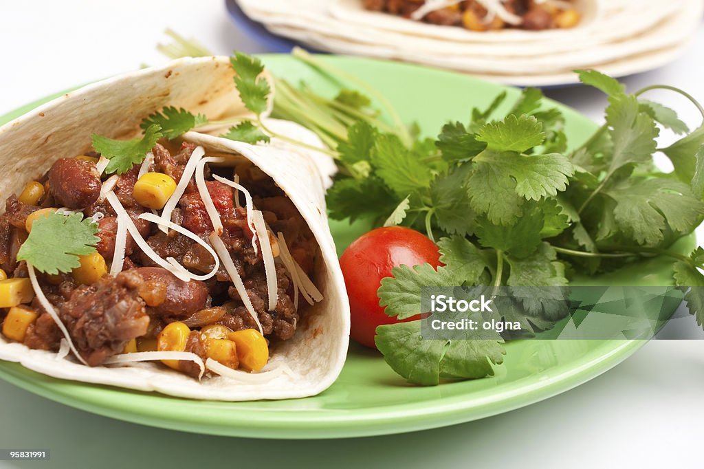 burrito y cilantro en un plato - Foto de stock de Burrito - Alimento libre de derechos