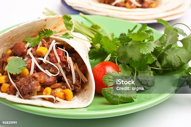 Burrito Y Cilantro En Un Plato Foto de stock y más banco de imágenes de Burrito - Alimento - Burrito - Alimento, Carne de vaca, Maíz - Alimento