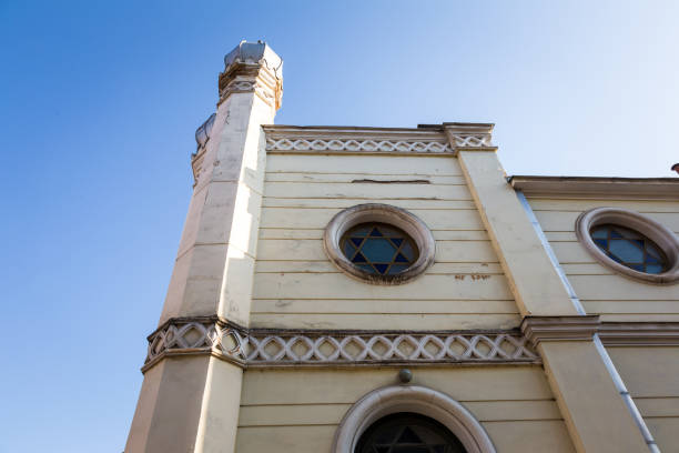 istock Exterior architecture of white Jewish synagogue with blue sky 958325196