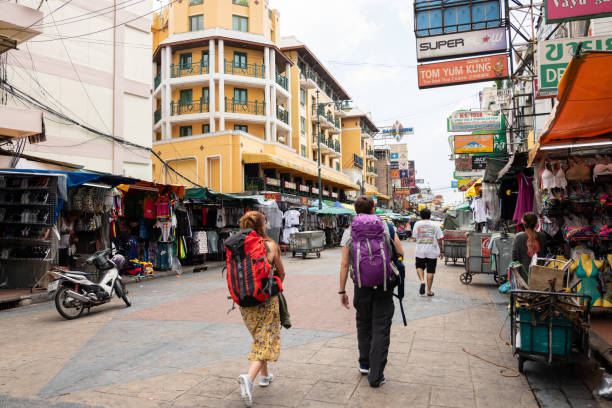nicht identifizierte touristen entlang der khao san road-bereich befinden sich viele budget-hotels und pensionen. - rucksack grafiken stock-fotos und bilder