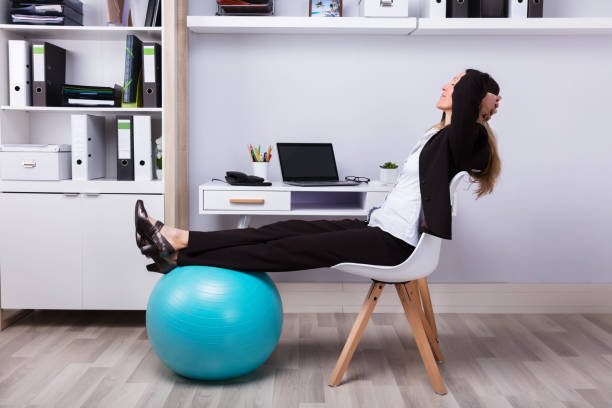 vista laterale di una donna d'affari rilassata - yoga ball foto e immagini stock