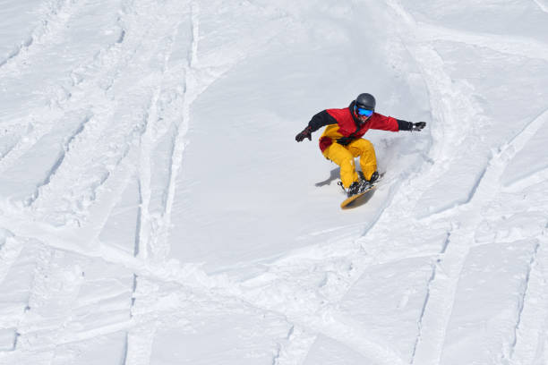 istock Snowboarder riding on loose snow Freeride 958339226