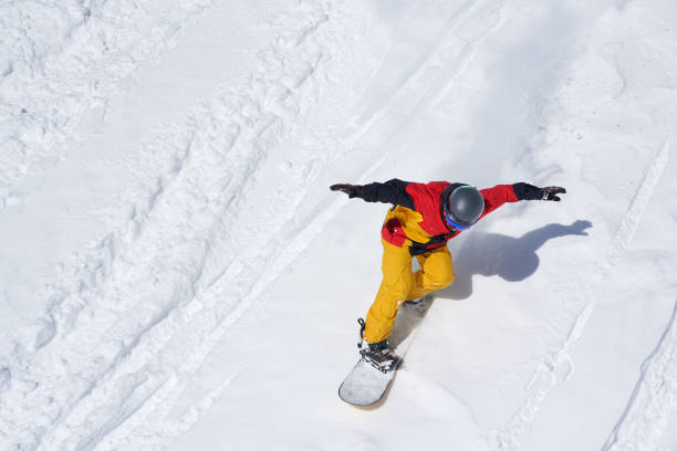istock Snowboarder riding on loose snow Freeride 958339268