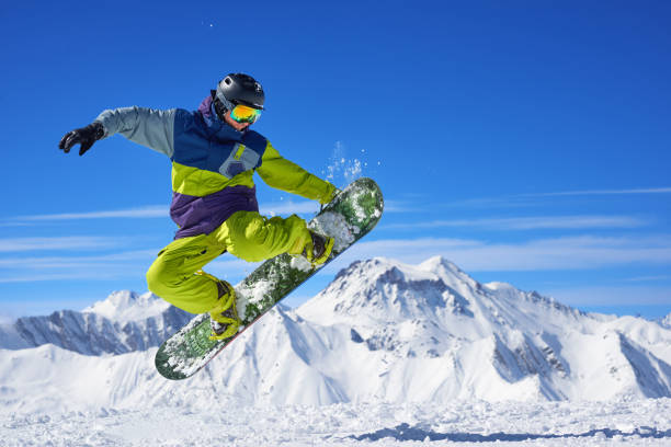 snowboarder tun trick - snowboardfahren stock-fotos und bilder