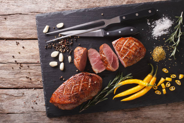 köstliche geschnittenen braten entenbrust nahaufnahme auf einer schiefertafel tafel. horizontale ansicht von oben - duck breast stock-fotos und bilder