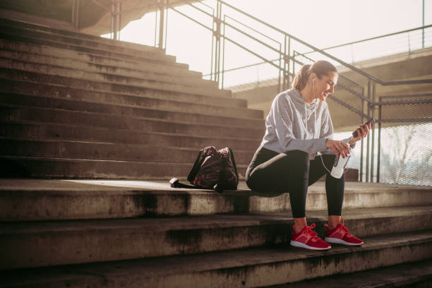 mulher de aptidão nas escadas, preparando-se para treinamento ao ar livre - crossfit exercising sports training outdoors - fotografias e filmes do acervo