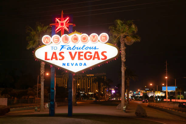 famous las vegas sign - welcome to fabulous las vegas sign las vegas metropolitan area casino neon light imagens e fotografias de stock