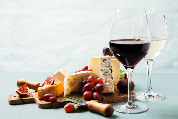 variety of cheeses on serving board - wine imagens e fotografias de stock