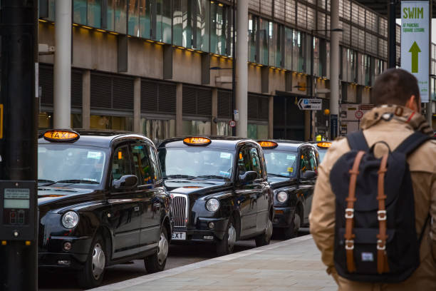 londyńskie czarne taksówki ustawione na chodniku czekają na klientów przed stacją kings cross - taxi sign public transportation sign station zdjęcia i obrazy z banku zdjęć