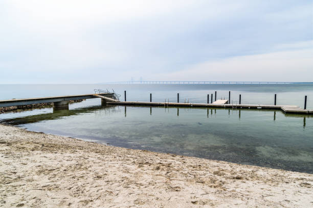 banhando o cais e ponte em dia nebuloso - klagshamn - fotografias e filmes do acervo