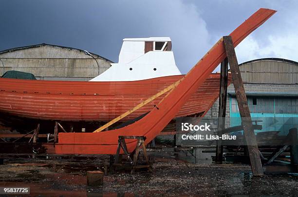 Photo libre de droit de Bateau De Pêche Dans Un Chantier Naval banque d'images et plus d'images libres de droit de Bateau de pêche - Bateau de pêche, Bleu, Chalutier