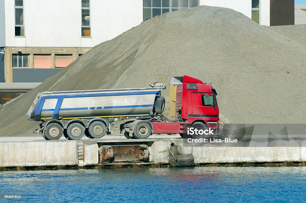 Ciężarówka czeka na ładowanie piasku - Zbiór zdjęć royalty-free (Bez ludzi)