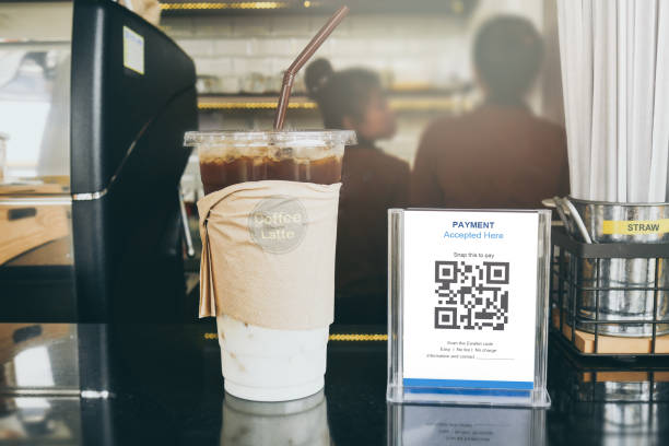 pagamento del codice qr, portafoglio e, concetto di tecnologia cashless. il tag qr in coffee shop accettato genera una paga digitale senza denaro. - qr code marketing mobile phone coding foto e immagini stock