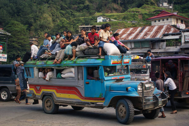 la tipica jeepney è sovraccarica di passeggeri vicino a banaue, north luzon, filippine - ifugao foto e immagini stock