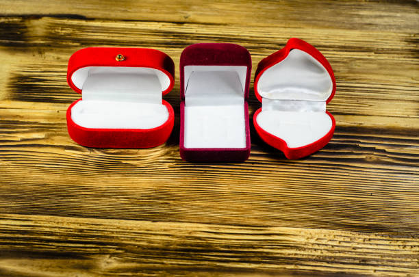 caixas de joias vermelho diferente na mesa de madeira - day gem ring open - fotografias e filmes do acervo