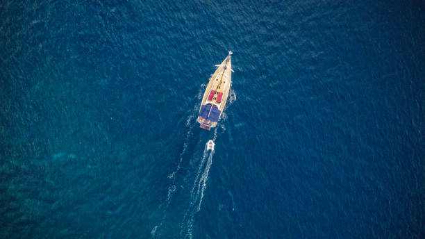 istock Aerial view of sailling boat 958392614