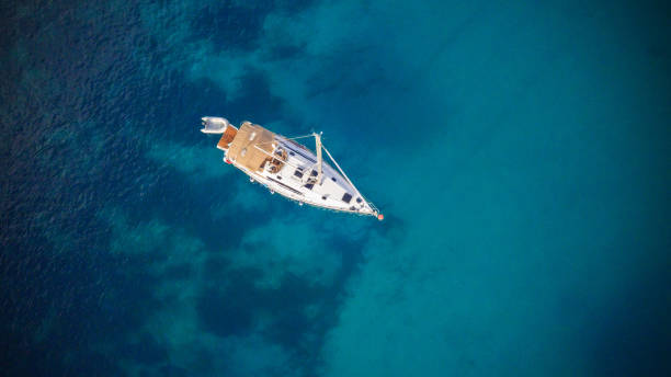 istock Aerial view of sailling boat 958392644