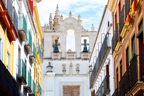 背景には、スペインでヒラルダ�の塔の鐘があるセビリア旧市街 - street tower town andalusia ストックフォトと画像