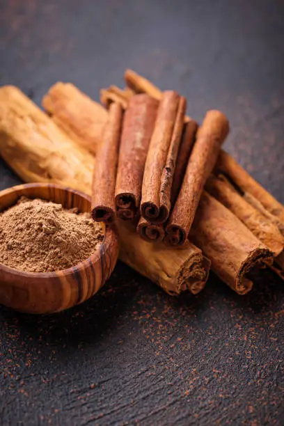 Ceylon cinnamon and cassia, sticks and powder. Selective focus