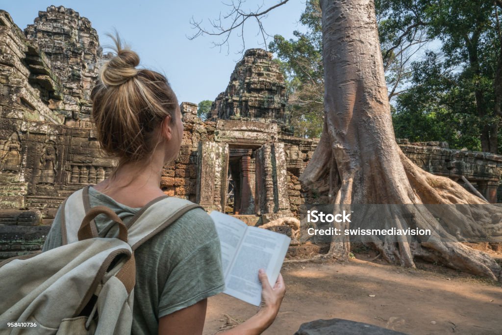 Junge Frau lesen Ratgeber im alten Tempel in Kambodscha - Lizenzfrei Reise Stock-Foto