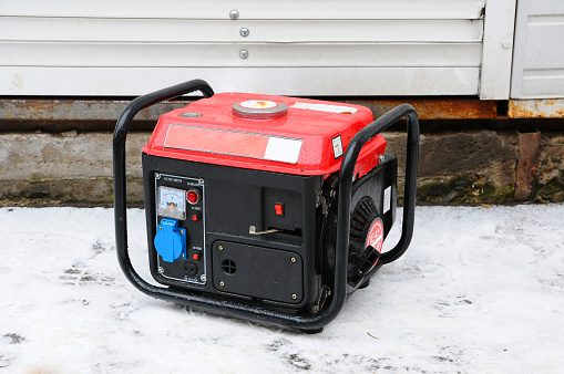 Generador eléctrico portátil en el frío invierno. photo