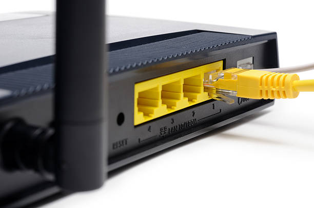 router inalámbrico en primer plano - wireless technology modem computer port cable fotografías e imágenes de stock