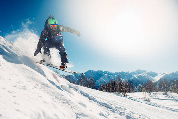 сноубордист прыгает со сноубордом - boarding стоковые фото и изображения