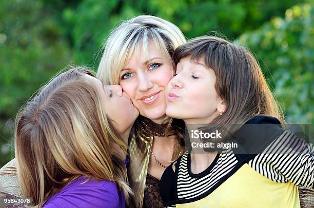 Mãe E Filhas - Fotografias de stock e mais imagens de Adulto - Adulto, Alegria, Amor