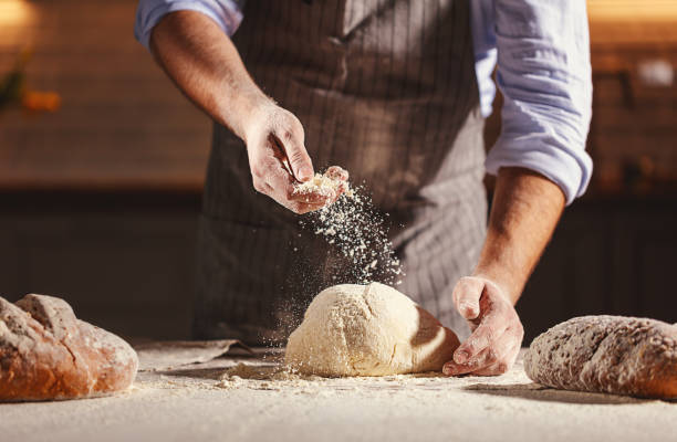 ręce samca piekarza zagnieść ciasto - chef baker bakery flour zdjęcia i obrazy z banku zdjęć