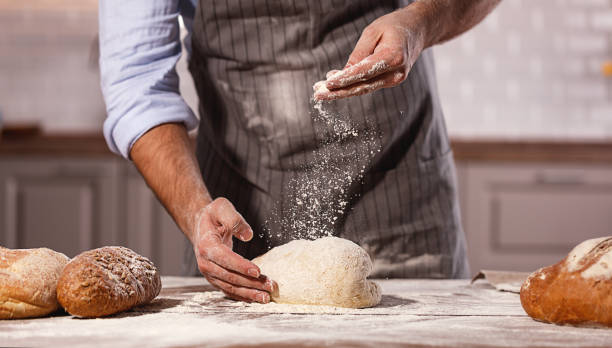 ręce samca piekarza zagnieść ciasto - chef baker bakery flour zdjęcia i obrazy z banku zdjęć