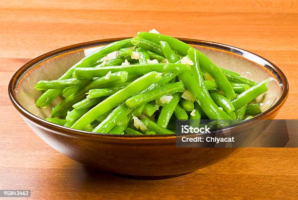 Tigela De Cozinhado Feijão Verde - Fotografias de stock e mais imagens de Feijão catarino - Feijão catarino, Alho, Tigela