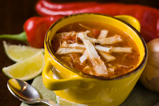 Sopa de Tortilla mexicana - foto de stock