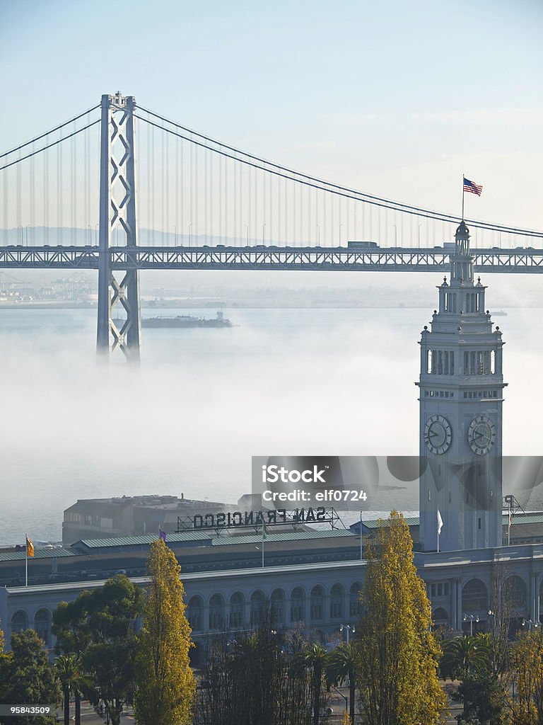 Ferry Building & niebla sobre el puente de la bahía - Foto de stock de Arquitectura libre de derechos