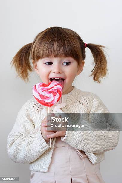 Foto de Menina E Um Pirulito e mais fotos de stock de Criança - Criança, Dia dos Namorados, Doces