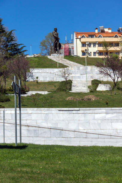 monumento y la estatua de espartaco en la ciudad de sandanski, bulgaria - spartacus fotografías e imágenes de stock