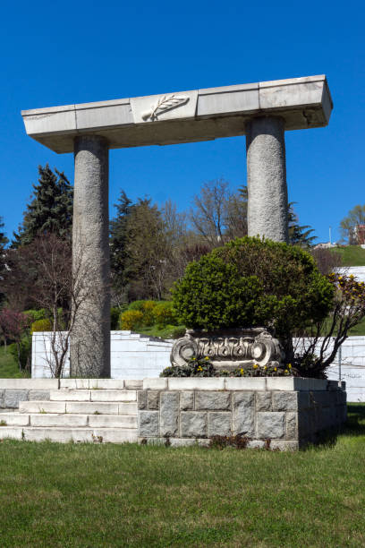 monumento y la estatua de espartaco en la ciudad de sandanski, bulgaria - spartacus fotografías e imágenes de stock