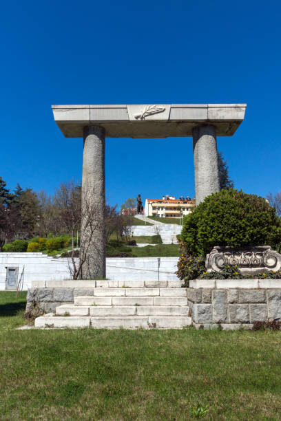 monumento y la estatua de espartaco en la ciudad de sandanski, bulgaria - spartacus fotografías e imágenes de stock