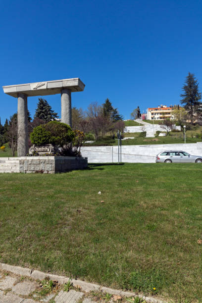 monumento y la estatua de espartaco en la ciudad de sandanski, bulgaria - spartacus fotografías e imágenes de stock